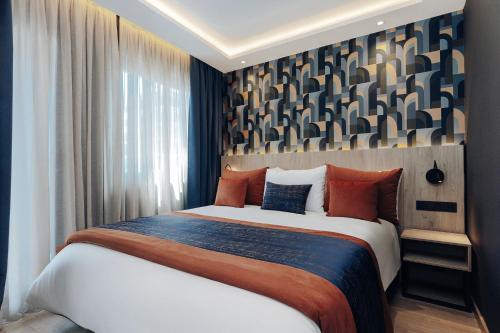 a bedroom with a large bed in a room at Exe Casablanca in Casablanca