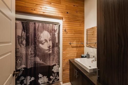 Vannituba majutusasutuses Rustic Lakefront Chalet on Lac Simon Private Spa
