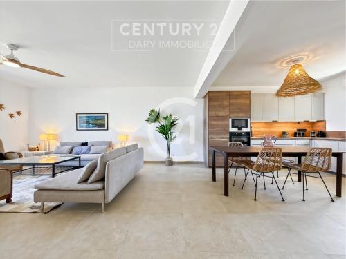 un salon avec un canapé et une table dans l'établissement Superbe appartement T4 vue mer - Calvi, à Calvi