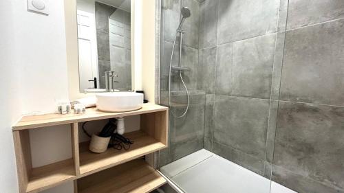 une salle de bain avec un lavabo et une douche dans l'établissement Charlotte - Grand T4 à 5 Mn à pieds gare TGV, à Lille