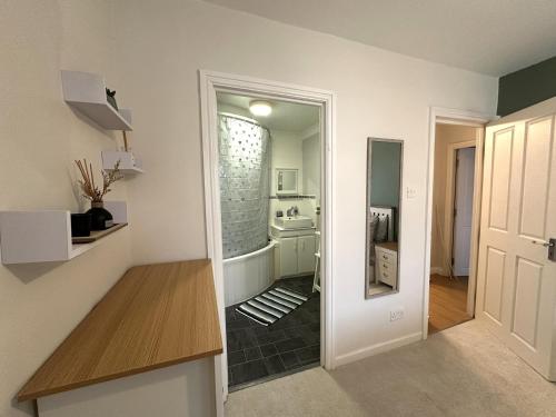 Ένα μπάνιο στο Bright Seaside Apartment with Stunning River Views