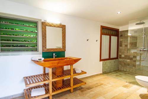 Ένα μπάνιο στο Villa Coko