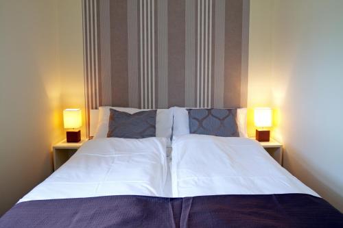 1 dormitorio con 1 cama con 2 lámparas en ambos lados en Apartment Alex, en Lagos de Plitvice