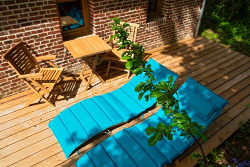 an overhead view of a deck with a table and chairs at Au pied du frêne in Herzeele