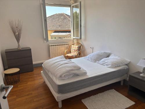 ObjatAppartement confortable avec jardin à Objat, 120 m²的窗户和椅子的房间里的一个床位