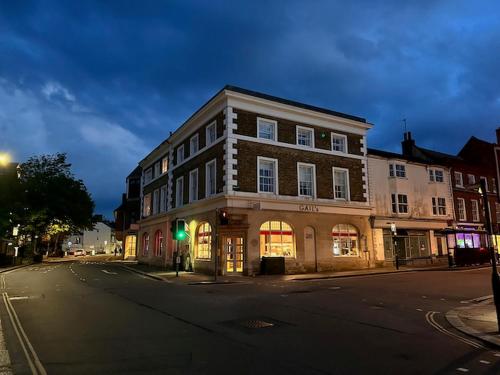 a building on a city street with a green light at Modern and Bright 1BD Apartment in Lewes, Sussex in Lewes