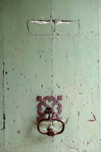 a metal object on a green wall at Cocon provençal dans le centre historique in Aix-en-Provence