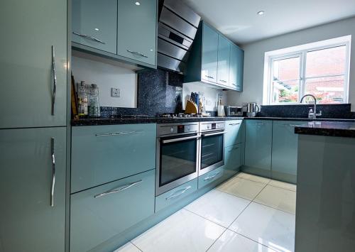 Fotografie z fotogalerie ubytování Spacious 4BD Home with Patio garden, BBQ & Parking v destinaci Timsbury