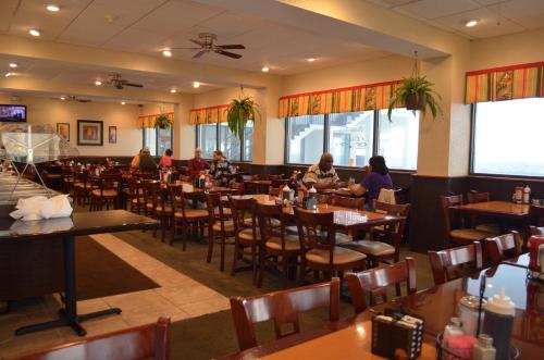 Restoran atau tempat lain untuk makan di Holiday Sands South
