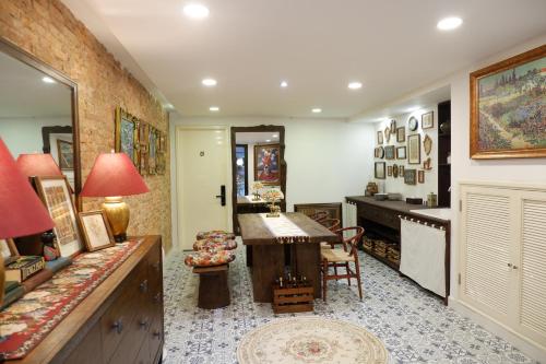 - un salon avec une table et un miroir dans l'établissement The Rustic Home - Room 2, à Hô-Chi-Minh-Ville