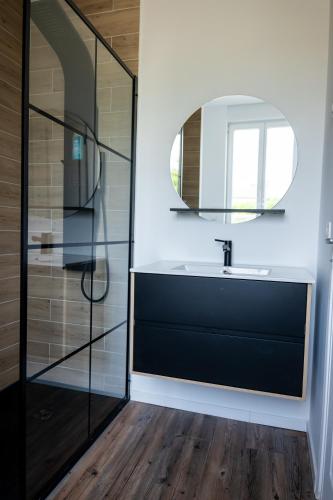 une salle de bain avec un lavabo et un miroir dans l'établissement Budget apart downtown with parking, à Charleville-Mézières