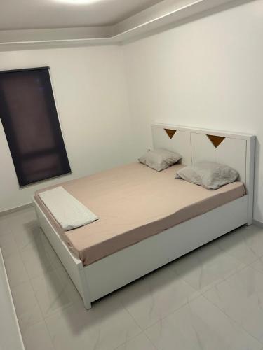 a white bedroom with a bed in a room at Appartement T 3 aéroport Nelson Mandela Paria in Praia