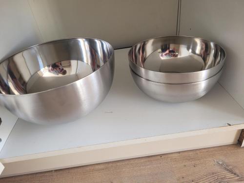 two metal bowls sitting on top of a counter at L'Annexe de Steph in Loulans-Verchamp