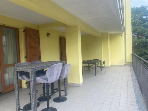 a porch with chairs and a table on a balcony at Residenza Segrate Centro Segrate in Segrate
