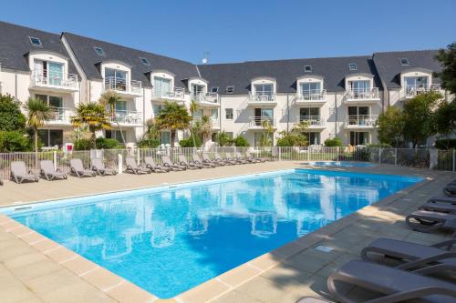 Beg Meil centre, 300 m de la plage