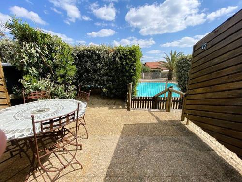 Photo de la galerie de l'établissement Villa patio mitoyenne derrière la dune de la plage du Santocha, à Capbreton