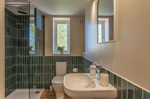 バースにあるHillbyreの洗面台、トイレ、シャワー付きのバスルーム