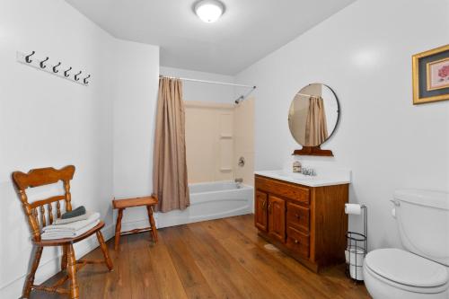 ein Badezimmer mit Toilette, Waschbecken und Spiegel in der Unterkunft Usine Stanstead in Beebe