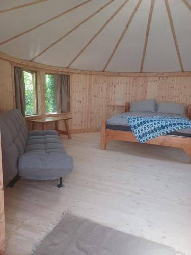 Postel nebo postele na pokoji v ubytování Shanti Ghar Glamping