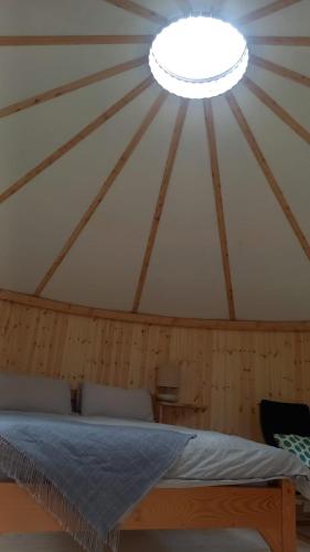 Postel nebo postele na pokoji v ubytování Shanti Ghar Glamping