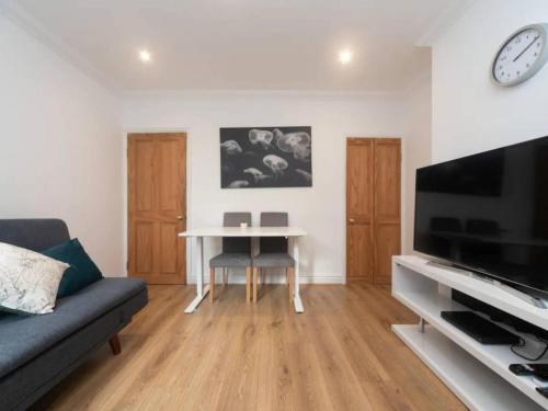 Televisyen dan/atau pusat hiburan di Charming Period Home near Surbiton with Garden