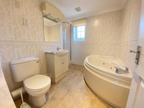 Vannituba majutusasutuses 4 Bedroom House at Atlantic Reach-Newquay-Cornwall