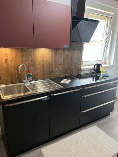 una cucina con lavandino e piano di lavoro di Gemütliche Stadtwohnung Kapfenberg - Gratis Parken a Kapfenberg