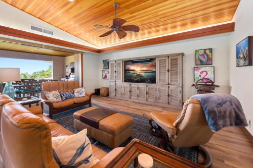 un soggiorno con soffitto in legno di Big Island Villages at Mauna Lani Resort 325 by Coldwell Banker Island Vacations a Waikoloa