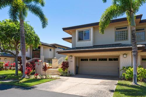 una casa con palme e un vialetto di Big Island Villages at Mauna Lani Resort 325 by Coldwell Banker Island Vacations a Waikoloa