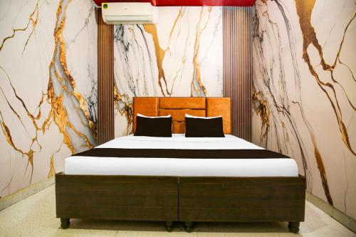 Postel nebo postele na pokoji v ubytování Hotel O EB Hotel