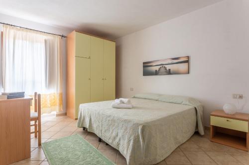 a bedroom with a bed and a yellow cabinet at Grande Casa Nel Villaggio in Scano Montiferro