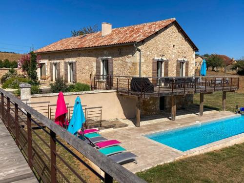 une villa avec piscine et une maison dans l'établissement Le petit Perigord, à Fouleix