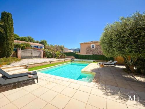 une piscine dans l'arrière-cour d'une maison dans l'établissement Maison au Castellet avec piscine, au Castellet