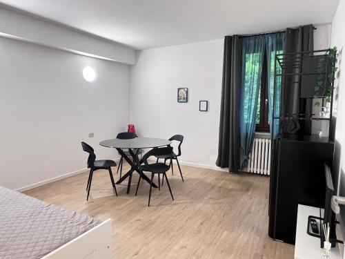 a dining room with a table and chairs in a room at Lory Smart - Relax e Natura by RD Domus in Moncalieri