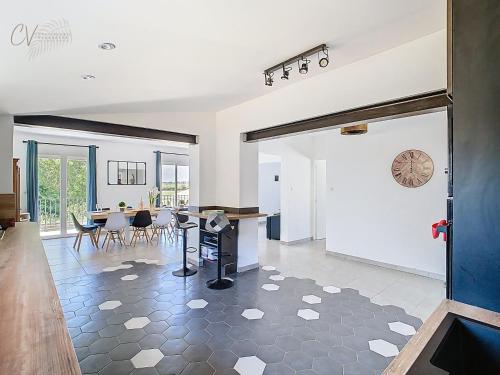 Il comprend un salon décloisonné avec une cuisine et une salle à manger. dans l'établissement Villa Portiragnes avec piscine chauffée, à Portiragnes