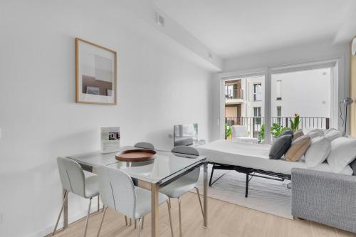Airy Apartments with Balcony & Garage by NDP rent photo 97