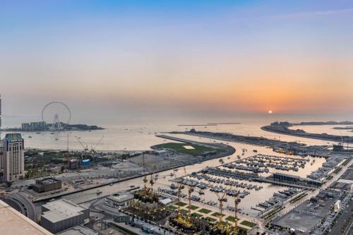 ドバイにあるStylish 2BR in Elite Tower with Bluewaters View and JBRの海の空の景色