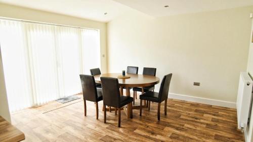 a dining room with a table and chairs at 3BD Gem in the Heart of Barnetby Le Wold in Barnetby le Wold