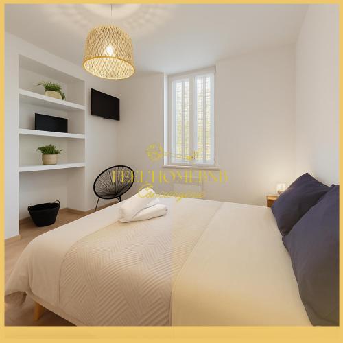 a bedroom with a large white bed in a room at Studio Proche Centre - Lit Queen, Café Offert ! in Nancy