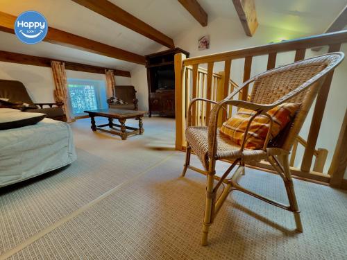 - une chambre avec une chaise et un lit dans l'établissement Alice Proche Grotte Salamandre & Aven d'Orgnac, à Saint-Jean-de-Maruéjols-et-Avéjan