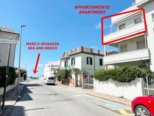 een straat met een bord waarop staat: maak sephagi te koop en strand bij Casa Teresa by Zoom In Earth in Marina di Cecina