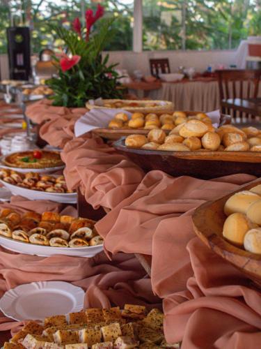 塞古罗港索拉杜伊姆佩拉多酒店 的摆放着各种糕点和馅饼的自助餐台