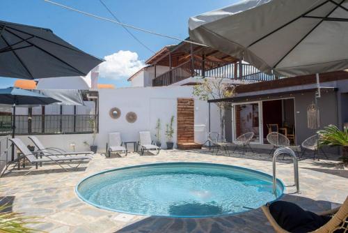Πισίνα στο ή κοντά στο Three Waves Maisonettes Manoussos