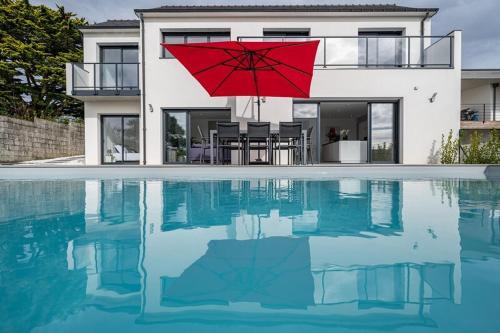 Villa avec piscine, vue mer, 200 m de la plage