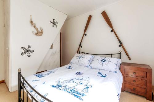 Postel nebo postele na pokoji v ubytování Stylish 2BD Family Hideaway in Dover