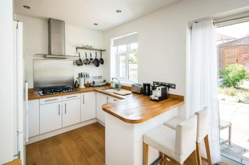 Dapur atau dapur kecil di Elegant 2BD House with Garden and Decked Patio
