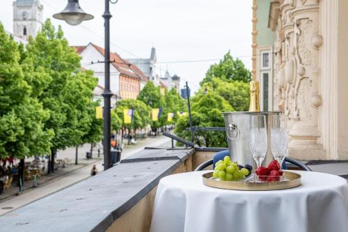 The Royal Hlavna Balcony Apartment Parking