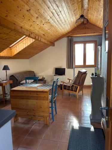 un salon avec un canapé et une table dans l'établissement Le Petit Soleil, à Siguret