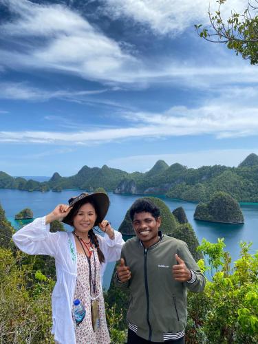 a man and woman standing in front of a body of water at Fam Homestay in Fam
