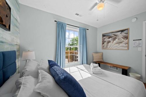 a bedroom with a large bed and a window at Charming apt near Ark Encounter 3BR for 8 guests in Williamstown